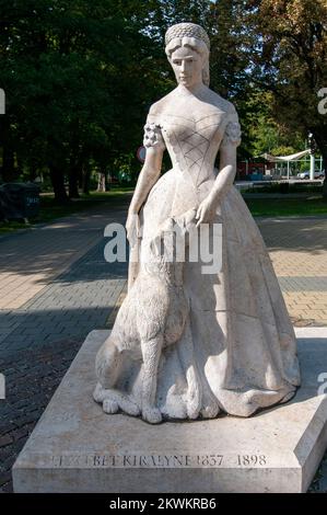 Statue d'Erzsebet Kiralyne, 1837-1898, Keszthely, Lac Balaton, Hongrie. Reine Elisabeth de Hongrie, impératrice d'Autriche, assassinée par un A. Banque D'Images