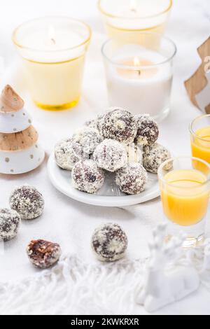 Boules d'énergie pour Noël. Dessert végétalien cru sain (boules de Bliss), truffes végétariennes, bonbons sans sucre à base de dattes, amande, poudre de cacao et c Banque D'Images