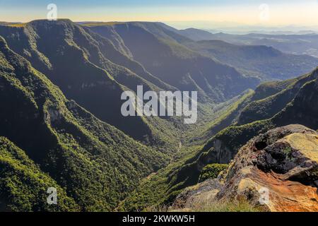 Canyon Fortaleza et vallée de la jungle à la journée ensoleillée, Rio Grande do Sul, Brésil Banque D'Images
