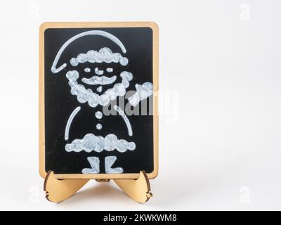 Père Noël dessiné sur un tableau noir pour la publicité sur un fond blanc Banque D'Images