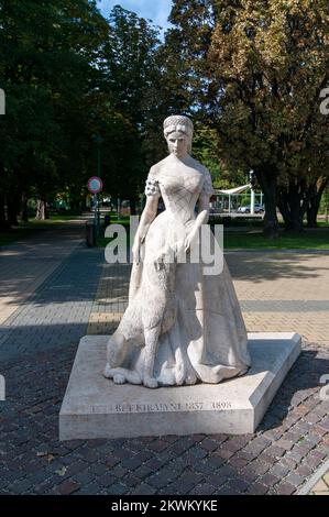 Statue d'Erzsebet Kiralyne, 1837-1898, Keszthely, Lac Balaton, Hongrie. Reine Elisabeth de Hongrie, impératrice d'Autriche, assassinée par un A. Banque D'Images