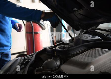 Sofia, Bulgarie - novembre 7 2022 : un technicien effectuant un examen de l'huile moteur lors d'une inspection annuelle de la voiture Banque D'Images