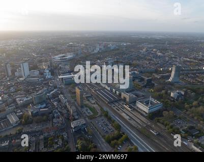 Eindhoven, 2th novembre 2022, pays-Bas. Horizon du centre-ville, gare routière, bâtiments Philips, stade PSV et infrastructure. Ville Banque D'Images