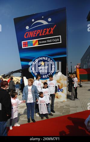 Battre le record Guinness en préparant la plus grande boîte de pop-corn au monde en face du centre commercial Avenue Mall. Le record précédent, qui a depuis 2005 l'Espagne a été tenue à 48 m3 de pop-corn, a été réduit avec un total de 52,59 m3 pop-corn croquant préparé par le personnel de Cineplexx. Le pop-corn est rempli jusqu'au sommet de la boîte de hauteur et de largeur de 5,7 2,5 à 3,5 mètres placés en face de l'entrée principale Avenue Mall. Banque D'Images