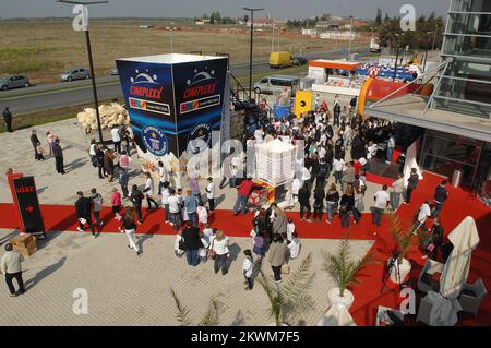 Battre le record Guinness en préparant la plus grande boîte de pop-corn au monde en face du centre commercial Avenue Mall. Le record précédent, qui a depuis 2005 l'Espagne a été tenue à 48 m3 de pop-corn, a été réduit avec un total de 52,59 m3 pop-corn croquant préparé par le personnel de Cineplexx. Le pop-corn est rempli jusqu'au sommet de la boîte de hauteur et de largeur de 5,7 2,5 à 3,5 mètres placés en face de l'entrée principale Avenue Mall. Banque D'Images