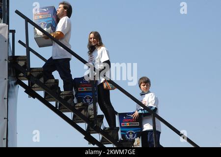 Battre le record Guinness en préparant la plus grande boîte de pop-corn au monde en face du centre commercial Avenue Mall. Le record précédent, qui a depuis 2005 l'Espagne a été tenue à 48 m3 de pop-corn, a été réduit avec un total de 52,59 m3 pop-corn croquant préparé par le personnel de Cineplexx. Le pop-corn est rempli jusqu'au sommet de la boîte de hauteur et de largeur de 5,7 2,5 à 3,5 mètres placés en face de l'entrée principale Avenue Mall. Banque D'Images