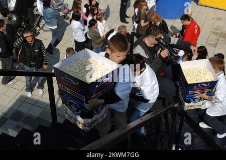 Battre le record Guinness en préparant la plus grande boîte de pop-corn au monde en face du centre commercial Avenue Mall. Le record précédent, qui a depuis 2005 l'Espagne a été tenue à 48 m3 de pop-corn, a été réduit avec un total de 52,59 m3 pop-corn croquant préparé par le personnel de Cineplexx. Le pop-corn est rempli jusqu'au sommet de la boîte de hauteur et de largeur de 5,7 2,5 à 3,5 mètres placés en face de l'entrée principale Avenue Mall. Banque D'Images