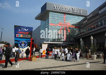 Battre le record Guinness en préparant la plus grande boîte de pop-corn au monde en face du centre commercial Avenue Mall. Le record précédent, qui a depuis 2005 l'Espagne a été tenue à 48 m3 de pop-corn, a été réduit avec un total de 52,59 m3 pop-corn croquant préparé par le personnel de Cineplexx. Le pop-corn est rempli jusqu'au sommet de la boîte de hauteur et de largeur de 5,7 2,5 à 3,5 mètres placés en face de l'entrée principale Avenue Mall. Banque D'Images