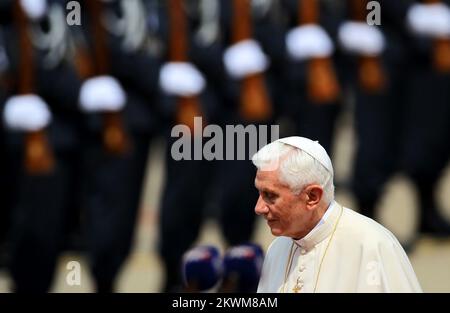 Le pape Benoît XVI a atterri à l'aéroport de Zagreb. Ivo Josipovic, président de la Croatie, et les évêques croates accueillent le pape Benoît XVI Photo: Antonio Tronic/PIXSELL Banque D'Images