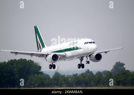 Le pape Benoît XVI a atterri à l'aéroport de Zagreb. Ivo Josipovic, président de la Croatie, et les évêques croates accueillent le pape Benoît XVI Photo: Slavko Midzor/PIXSELL Banque D'Images