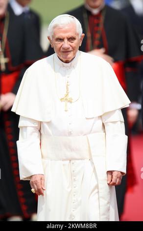 Le pape Benoît XVI a atterri à l'aéroport de Zagreb. Ivo Josipovic, président de la Croatie, et les évêques croates accueillent le pape Benoît XVI Photo: Slavko Midzor/PIXSELL Banque D'Images