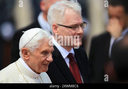 Le pape Benoît XVI a atterri à l'aéroport de Zagreb. Ivo Josipovic, président de la Croatie, et les évêques croates accueillent le pape Benoît XVI Photo: Antonio Tronic/PIXSELL Banque D'Images