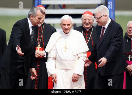 Le pape Benoît XVI a atterri à l'aéroport de Zagreb. Ivo Josipovic, président de la Croatie, et les évêques croates accueillent le pape Benoît XVI Photo: Slavko Midzor/PIXSELL Banque D'Images