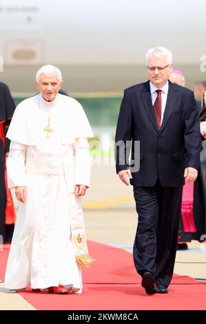 Le pape Benoît XVI a atterri à l'aéroport de Zagreb. Ivo Josipovic, président de la Croatie, et les évêques croates accueillent le pape Benoît XVI Photo: Danijel Berkovic/PIXSELL Banque D'Images