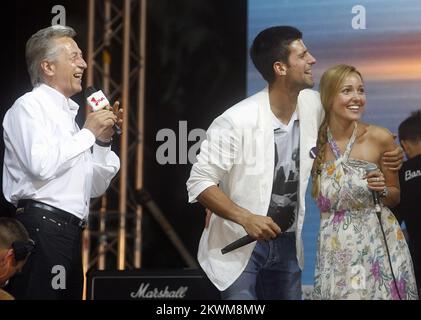 Novak Djokovic avec sa petite amie Jelena Ristic. Novak Djokovic, qui a gagné dimanche à Wimbledon et maintenant le numéro 1 mondial du tennis, a reçu un accueil de héros lorsqu'il est revenu à Belgrade, où des dizaines de milliers de personnes ont un Bienvenue. de héros Beaucoup de jeunes s'étaient rassemblés devant le Parlement serbe, agitant des drapeaux de Serbie et des pancartes qui lisaient: 'Nola, nous vous aimons', ou 'Nole, le roi', en référence au surnom du joueur. 04.07.2011, Belgrade, Serbie. Photo: HaloPix/Pixsell Banque D'Images