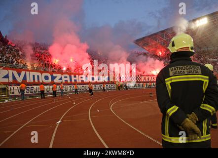 Hajduk Split fans dans les tribunes comme un pompier regarde sur Banque D'Images