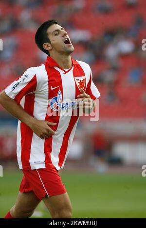 Le joueur de tennis Novak Djokovic participe à un match de football caritatif entre l'équipe féminine de Red Star et le casting de « Montevideo, god Bless You! » Film au stade Red Star dans le cadre de la campagne « Battle for Babies » du Fonds de B92 visant à recueillir des fonds pour l'achat de nouveaux incubateurs pour bébés destinés aux établissements de santé en Serbie. Red Star a vendu 5 212 billets, ce qui était suffisant pour l'achat d'un nouvel incubateur pour bébés. Le meilleur joueur de tennis au monde Novak Djokovic a aidé l'équipe féminine Red Star à battre les acteurs 4:2. Banque D'Images