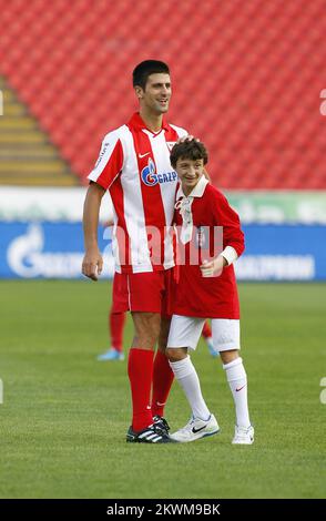 Le joueur de tennis Novak Djokovic participe à un match de football caritatif entre l'équipe féminine de Red Star et le casting de « Montevideo, god Bless You! » Film au stade Red Star dans le cadre de la campagne « Battle for Babies » du Fonds de B92 visant à recueillir des fonds pour l'achat de nouveaux incubateurs pour bébés destinés aux établissements de santé en Serbie. Red Star a vendu 5 212 billets, ce qui était suffisant pour l'achat d'un nouvel incubateur pour bébés. Novak Djokovic et le jeune acteur du film 'Montonvideo, dieu vous bénisse!'. . Banque D'Images