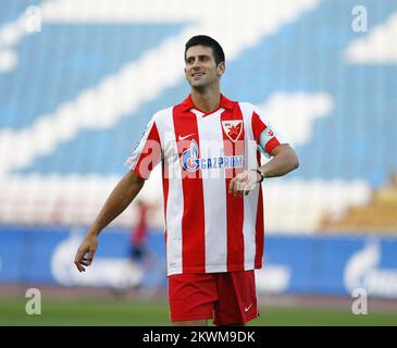 Le joueur de tennis Novak Djokovic participe à un match de football caritatif entre l'équipe féminine de Red Star et le casting de « Montevideo, god Bless You! » Film au stade Red Star dans le cadre de la campagne « Battle for Babies » du Fonds de B92 visant à recueillir des fonds pour l'achat de nouveaux incubateurs pour bébés destinés aux établissements de santé en Serbie. Red Star a vendu 5 212 billets, ce qui était suffisant pour l'achat d'un nouvel incubateur pour bébés. Le meilleur joueur de tennis au monde Novak Djokovic a aidé l'équipe féminine Red Star à battre les acteurs 4:2. Banque D'Images