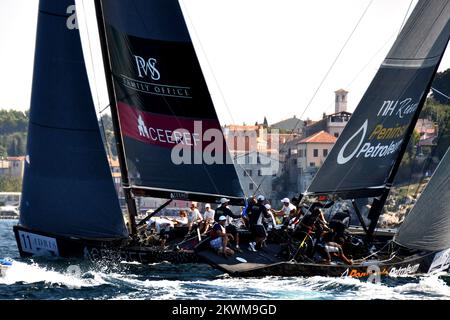 Le premier jour de la coupe Adris RC44 a commencé avec la course de match. La coupe du monde RC44 est la tournée mondiale, qui se compose de six régates dans six endroits différents autour du monde. Banque D'Images