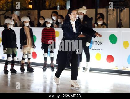 Tokyo, Japon. 30th novembre 2022. La médaillée d'or de patinage artistique japonaise Shizuka Arakawa donne une leçon aux enfants, tandis qu'une patinoire synthétique s'ouvre mercredi devant la gare de Tokyo à Tokyo, 30 novembre 2022, dans le cadre de l'événement Parc de la rue Marunouchi 2022. Credit: Yoshio Tsunoda/AFLO/Alay Live News Banque D'Images