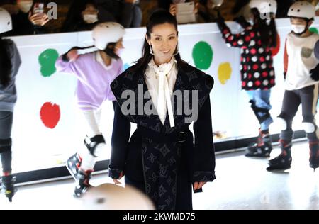 Tokyo, Japon. 30th novembre 2022. La médaillée d'or de patinage artistique japonaise Shizuka Arakawa donne une leçon aux enfants, tandis qu'une patinoire synthétique s'ouvre mercredi devant la gare de Tokyo à Tokyo, 30 novembre 2022, dans le cadre de l'événement Parc de la rue Marunouchi 2022. Credit: Yoshio Tsunoda/AFLO/Alay Live News Banque D'Images