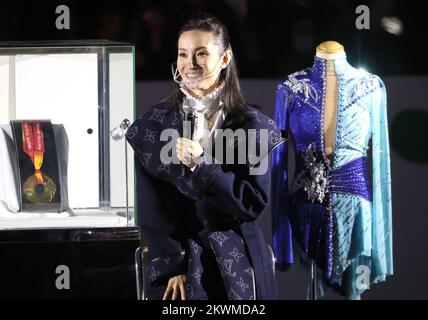 Tokyo, Japon. 30th novembre 2022. Shizuka Arakawa, médaillée d'or de patinage artistique au Japon, parle lors d'un talk show avant de donner une leçon aux enfants, tandis qu'une patinoire synthétique ouvre devant la gare de Tokyo à Tokyo mercredi, 30 novembre 2022 dans le cadre de l'événement Marunouchi Street Park 2022. Credit: Yoshio Tsunoda/AFLO/Alay Live News Banque D'Images