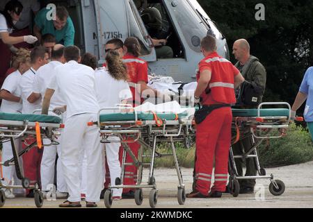 23.06.2012., Zagreb, Croatie - sept touristes tchèques ont été tués et 44 blessés lors d'un accident de bus sur l'autoroute principale reliant la capitale croate Zagreb à la ville côtière Adriatique de Split vers 4 heures Le bus s'est écrasé à travers les barrières métalliques au milieu de l'autoroute et s'est renversé dans la voie opposée près d'un tunnel. Un hélicoptère de l'armée croate a été transporté blessé à l'hôpital Dubrava. Photo: Dalibor Urukalovic/PIXSELL Banque D'Images