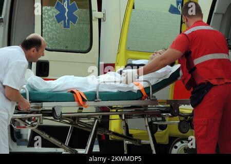 23.06.2012., Zagreb, Croatie - sept touristes tchèques ont été tués et 44 blessés lors d'un accident de bus sur l'autoroute principale reliant la capitale croate Zagreb à la ville côtière Adriatique de Split vers 4 heures Le bus s'est écrasé à travers les barrières métalliques au milieu de l'autoroute et s'est renversé dans la voie opposée près d'un tunnel. Un hélicoptère de l'armée croate a été transporté blessé à l'hôpital Dubrava. Photo: Dalibor Urukalovic/PIXSELL Banque D'Images