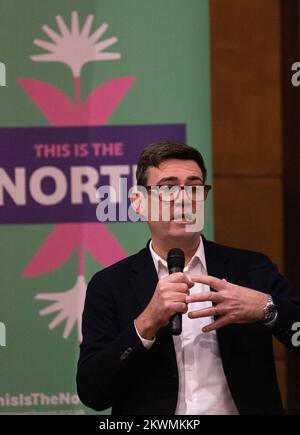 Manchester 30th novembre 2022, Andy Burnham (Manchester Mayor), à ce stade est le Nord 2022 mercredi le 30th novembre le «grand et le bon» réuni à la salle de réunion des amis pour la troisième réunion annuelle de la People Powerhouse. Parmi les personnes présentes, mentionnons Nazir Afzal (Chancelier de l'Université de Manchester) et Bev Craig (Chef du Conseil de Manchester). L’organisation vise à « réunir les habitants du Nord afin qu’ils puissent décider à quoi ressemblera l’avenir du Nord ». L’événement a duré toute la journée. Andy Burnham a déclaré : « nous allons faire de 2023 une année de combat. » Banque D'Images