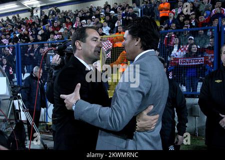 Igor Stimac, directeur de Croatie (à gauche), se met entre les mains avec Chris Coleman, directeur du pays de Galles, avant le match. Banque D'Images