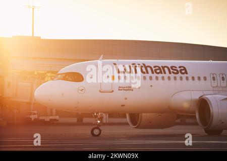 Prague, République Tchèque - 04 août 2022: Lufthansa Airbus A32O Neo-train sur piste pour décollage de l'aéroport Vaclav Havel de Prague. Banque D'Images