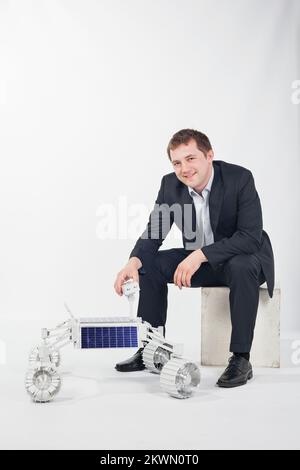 02. 05. 2013., Croatie, Zagreb - les membres de l'équipe Staller, dirigée par Stjepan Badic, lanceront un robot sur la Lune. Sur la Lune, le robot doit traverser 500 mètres et envoyer des photos et des vidéos à la Terre. Il est conçu pour le prix Google LunarX de la compétition mondiale et l'équipe qui a réalisé la première tâche gagnera 20 millions de dollars. 23 équipes du monde entier tentent de remporter la compétition. Stjepan Badic Directeur général et chef de mission. Photo: Danijel Berkovic/PIXSELL Banque D'Images