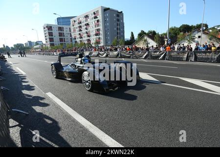 12.06.2013., Zagreb, Croatie - Zagreb accueille l'ambassadeur mondial de la marque Johnnie Walker pour la consommation responsable d'alcool et deux fois champion du monde de Formule 1, Mika Hakkinen. Il a présenté la campagne rejoindre le Pacte, qui transmet le message : « si vous buvez, ne conduisez pas ». La campagne encourage les consommateurs du monde entier à s'engager personnellement à ne jamais boire et conduire. Mika Hakkinen et son équipe McLaren Formula 1 présentent la voiture Rejoignez le Pacte – Caparo T1 sur une partie fermée de la rue Radnicka. Certains visiteurs ont eu l'occasion d'aller faire un tour avec Mika Hakkinen et de faire personnellement l'expérience de son drivi Banque D'Images