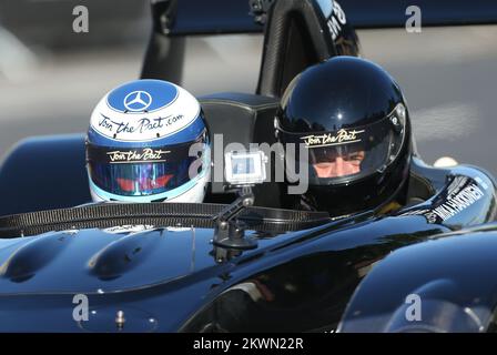 12.06.2013., Zagreb, Croatie - Zagreb accueille l'ambassadeur mondial de la marque Johnnie Walker pour la consommation responsable d'alcool et deux fois champion du monde de Formule 1, Mika Hakkinen. Il a présenté la campagne rejoindre le Pacte, qui transmet le message : « si vous buvez, ne conduisez pas ». La campagne encourage les consommateurs du monde entier à s'engager personnellement à ne jamais boire et conduire. Mika Hakkinen et son équipe McLaren Formula 1 présentent la voiture Rejoignez le Pacte – Caparo T1 sur une partie fermée de la rue Radnicka. Certains visiteurs ont eu l'occasion d'aller faire un tour avec Mika Hakkinen et de faire personnellement l'expérience de son drivi Banque D'Images