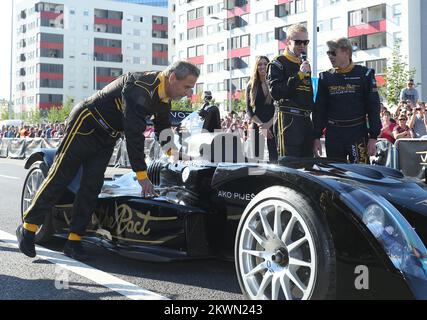 12.06.2013., Zagreb, Croatie - Zagreb accueille l'ambassadeur mondial de la marque Johnnie Walker pour la consommation responsable d'alcool et deux fois champion du monde de Formule 1, Mika Hakkinen. Il a présenté la campagne rejoindre le Pacte, qui transmet le message : « si vous buvez, ne conduisez pas ». La campagne encourage les consommateurs du monde entier à s'engager personnellement à ne jamais boire et conduire. Mika Hakkinen et son équipe McLaren Formula 1 présentent la voiture Rejoignez le Pacte – Caparo T1 sur une partie fermée de la rue Radnicka. Certains visiteurs ont eu l'occasion d'aller faire un tour avec Mika Hakkinen et de faire personnellement l'expérience de son drivi Banque D'Images