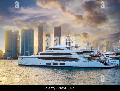 MEGA Yacht et Miami Downtown Skyline Miami Florida, États-Unis Banque D'Images