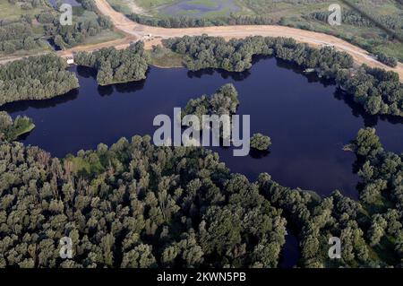 Croatie en tant que 28th Etat membre de l'UE - Parc naturel le Parc naturel de Kopacki rit Kopaèki Rit est une zone inondée dans le nord-est de la Croatie, au confluent des fleuves Drava et Danube. RIT Boots est l'une des plus grandes plaines alluviales d'Europe. Avec des zones périodiquement inondées - le soi-disant. étangs et dépressions où l'eau coule - canaux et naturels, il y a plusieurs lacs qui ne sèchent jamais. Le lac le plus grand est le lac Kopacko et le lac le plus profond Sakadasko. En raison de sa préservation en tant qu'écosystèmes rares, de sa grande biodiversité et de sa valeur scientifique et écologique exceptionnelle, Kopaèki rit en 1967. La protection Banque D'Images