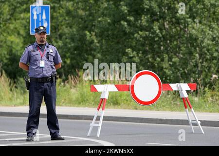 La police bloque le centre de Zagreb à l'occasion de l'adhésion de la Croatie aux 28th États membres de l'Union européenne. Banque D'Images