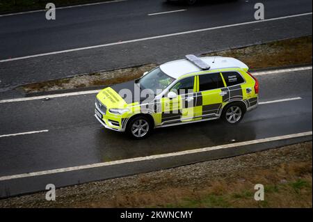 L'agent de la circulation des autoroutes en Angleterre est en patrouille. Banque D'Images