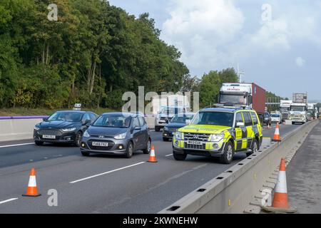 Un agent de la circulation d'autoroutes en Angleterre assiste à un incident dans des travaux routiers sur l'autoroute M1, en Angleterre. Banque D'Images