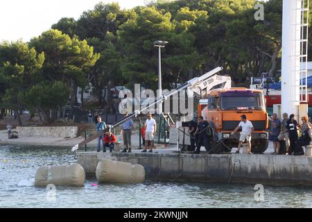 02.09.2013., Pomer, Croatie - deux hommes ont été tués dans un accident d'un petit avion qui a plongé dans la mer Adriatique.le pilote et le passager de l'avion aérobie Zlin à deux places ont été tirés de l'épave de l'avion, Qui s'est écrasé dimanche dans des eaux peu profondes près de la ville nord de Pula.la cause de l'accident a été enquêté.le retrait de l'avion de la mer est en cours photo: Dusko Marusic/PIXSELL Banque D'Images