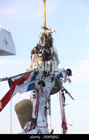 02.09.2013., Pomer, Croatie - deux hommes ont été tués dans un accident d'un petit avion qui a plongé dans la mer Adriatique.le pilote et le passager de l'avion aérobie Zlin à deux places ont été tirés de l'épave de l'avion, Qui s'est écrasé dimanche dans des eaux peu profondes près de la ville nord de Pula.la cause de l'accident a été enquêté.le retrait de l'avion de la mer est en cours photo: Dusko Marusic/PIXSELL Banque D'Images