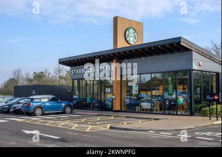 Starbucks at Welcome Break Services sur l'autoroute M11, Stansted, Angleterre. Banque D'Images