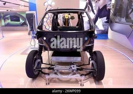 BMW Welt est un site d'exposition et d'expérience client multi-fonctionnel de la BMW AG. A proximité directe du siège de BMW et de l'Olympiapark, il est conçu pour présenter les produits actuels de BMW, être un centre de distribution pour les voitures BMW, et offrir un forum d'événements et un centre de conférence. Banque D'Images