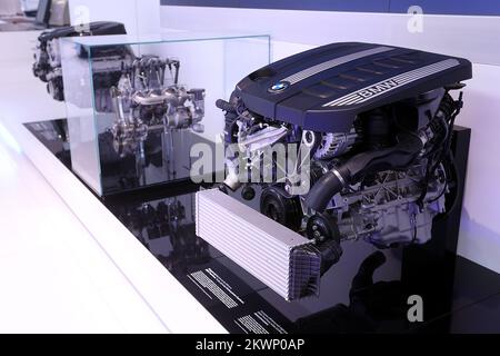 BMW Welt est un site d'exposition et d'expérience client multi-fonctionnel de la BMW AG. A proximité directe du siège de BMW et de l'Olympiapark, il est conçu pour présenter les produits actuels de BMW, être un centre de distribution pour les voitures BMW, et offrir un forum d'événements et un centre de conférence. Banque D'Images