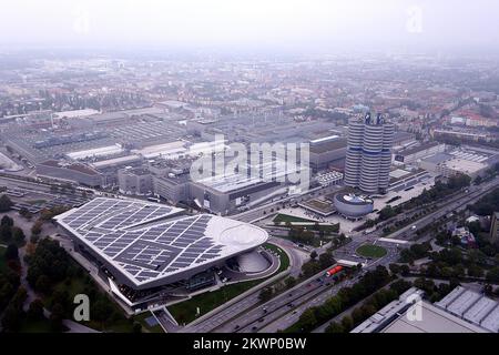 BMW Welt est un site d'exposition et d'expérience client multi-fonctionnel de la BMW AG. A proximité directe du siège de BMW et de l'Olympiapark, il est conçu pour présenter les produits actuels de BMW, être un centre de distribution pour les voitures BMW, et offrir un forum d'événements et un centre de conférence. Banque D'Images