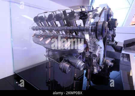 BMW Welt est un site d'exposition et d'expérience client multi-fonctionnel de la BMW AG. A proximité directe du siège de BMW et de l'Olympiapark, il est conçu pour présenter les produits actuels de BMW, être un centre de distribution pour les voitures BMW, et offrir un forum d'événements et un centre de conférence. Banque D'Images