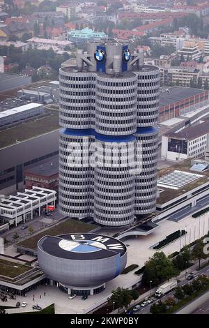 BMW Welt est un site d'exposition et d'expérience client multi-fonctionnel de la BMW AG. A proximité directe du siège de BMW et de l'Olympiapark, il est conçu pour présenter les produits actuels de BMW, être un centre de distribution pour les voitures BMW, et offrir un forum d'événements et un centre de conférence. Banque D'Images