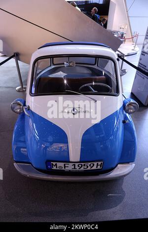 BMW Welt est un site d'exposition et d'expérience client multi-fonctionnel de la BMW AG. A proximité directe du siège de BMW et de l'Olympiapark, il est conçu pour présenter les produits actuels de BMW, être un centre de distribution pour les voitures BMW, et offrir un forum d'événements et un centre de conférence. Banque D'Images